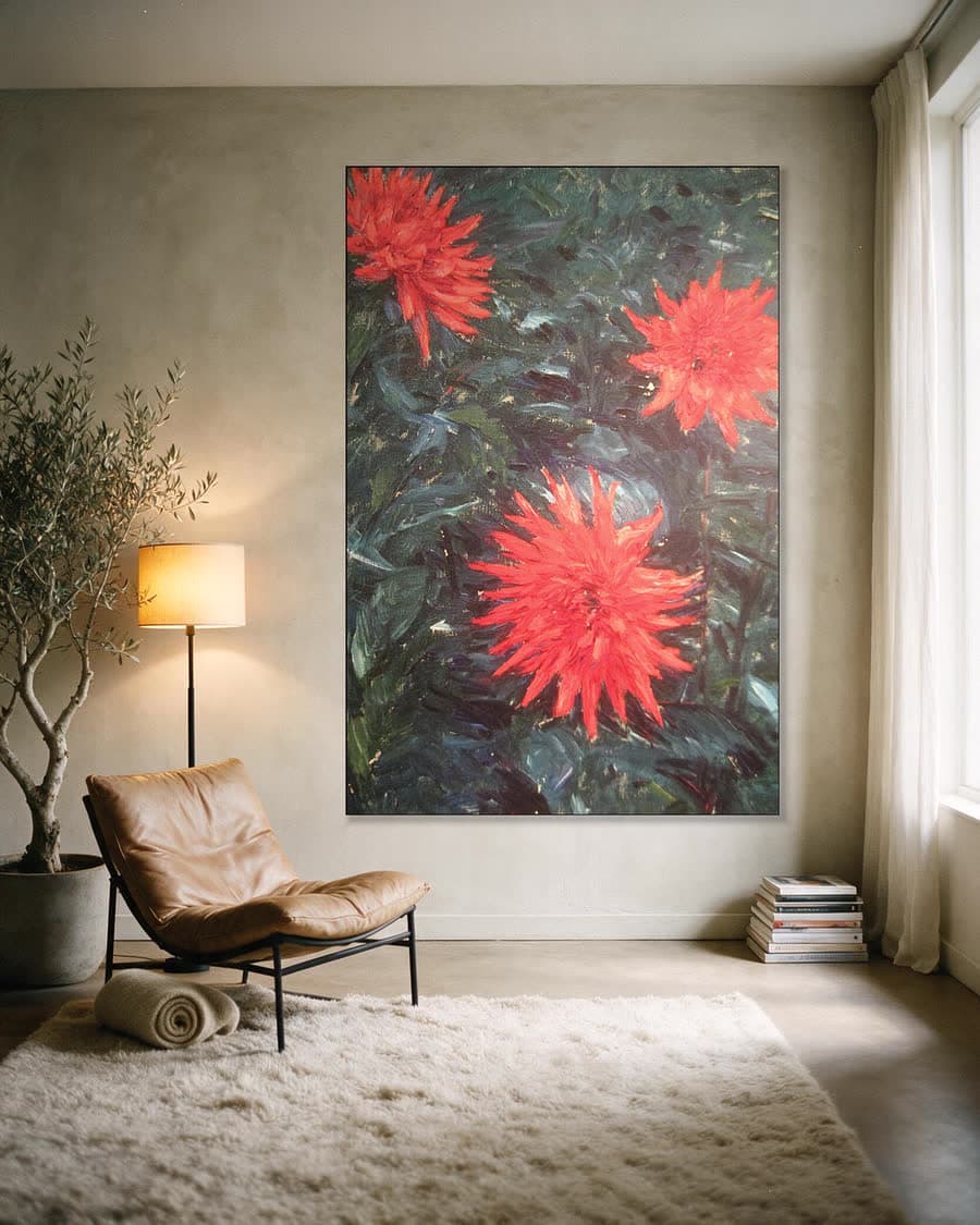 Rode cactusdahlia's in een aluminium frame aan dezelfde muur