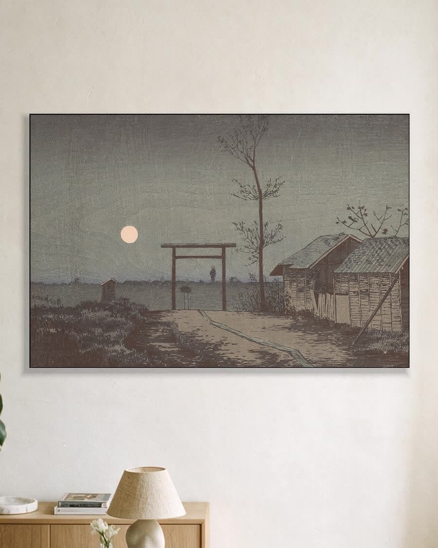 Voor het Tarō Inari-heiligdom in de Asakusa-rijstvelden in een aluminium frame aan dezelfde muur