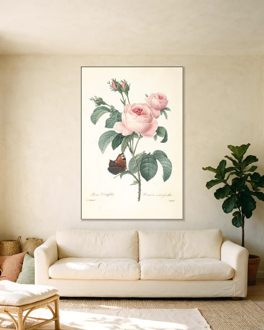 Twee rozen met een vlinder in een aluminium frame aan dezelfde muur
