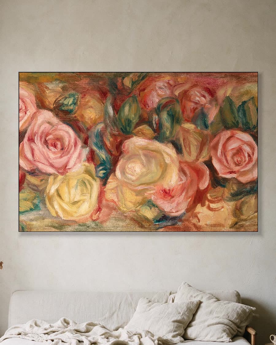 Rozen in een aluminium frame aan dezelfde muur