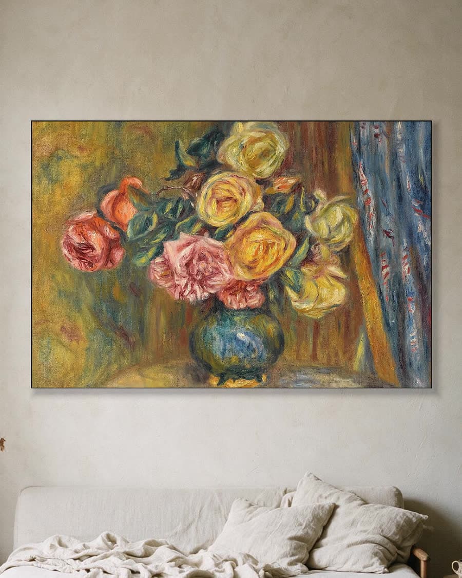 Rozen voor het blauwe gordijn in een aluminium frame aan dezelfde muur