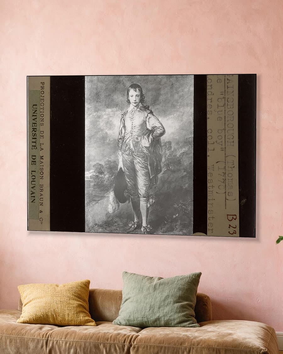 De Blauwe Jongen in een aluminium frame aan dezelfde muur
