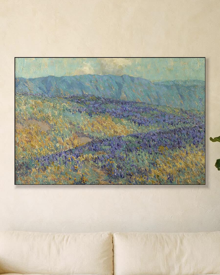 Blauwe bloemen in een aluminium frame aan dezelfde muur