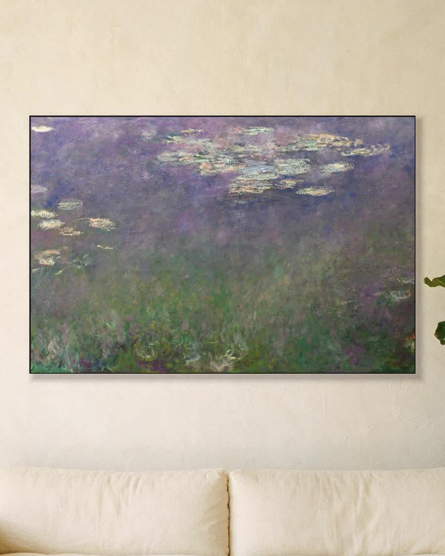 Waterlelies en agapanthus in een aluminium frame aan dezelfde muur