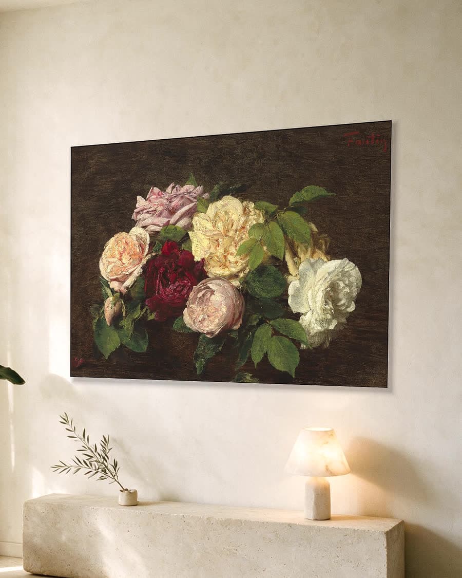 Rozen uit Nice op een tafel in een aluminium frame aan dezelfde muur