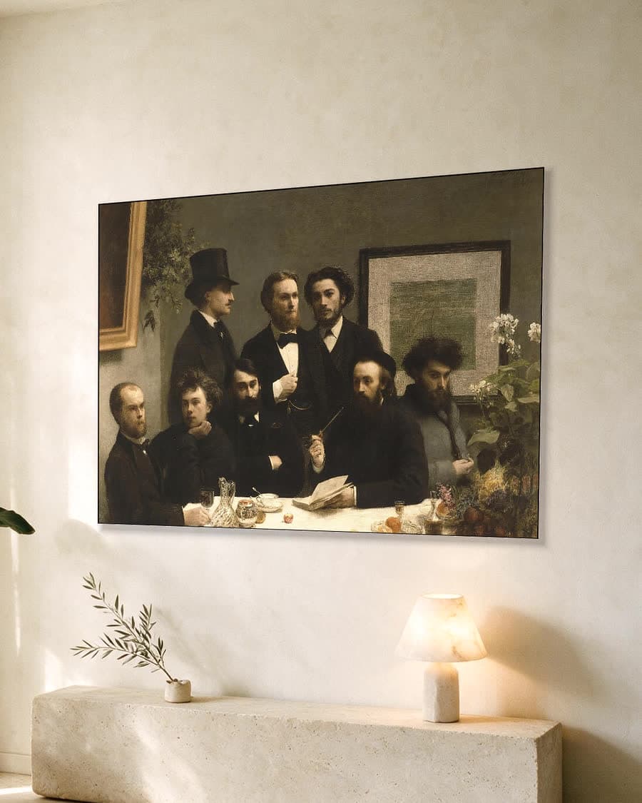 Een hoek van de tafel in een aluminium frame aan dezelfde muur