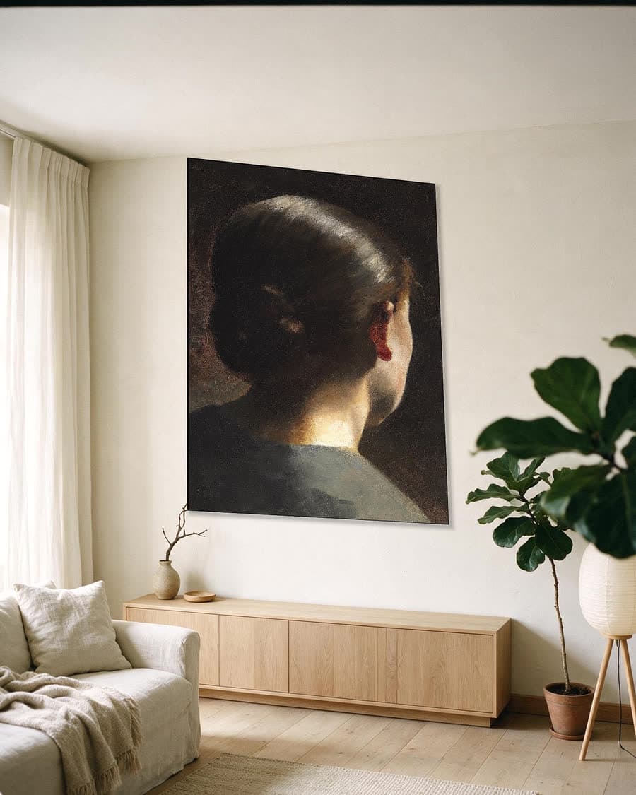 Anna Hammershøi op de rug gezien in een aluminium frame aan dezelfde muur