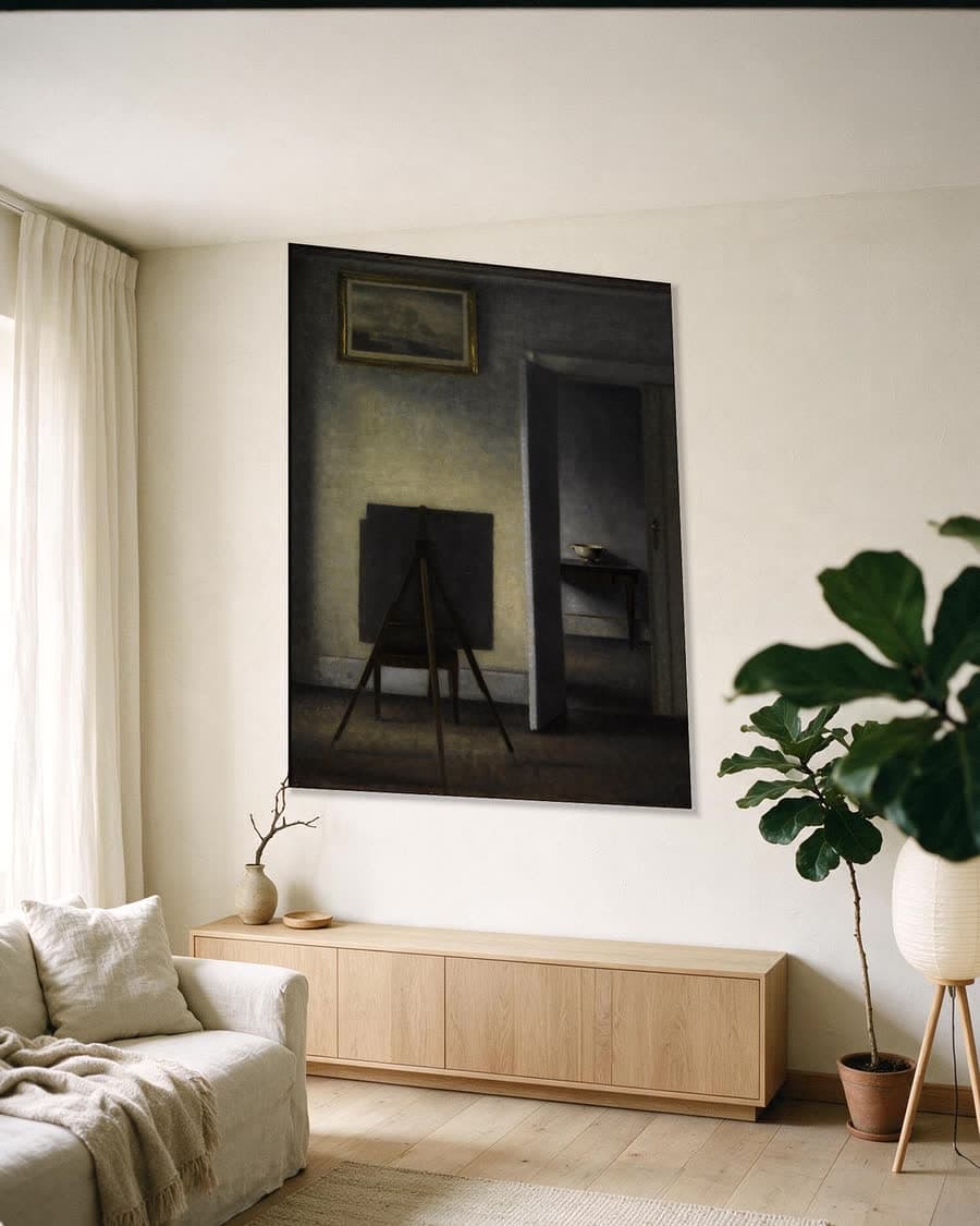 Interieur met de schildersezel in een aluminium frame aan dezelfde muur