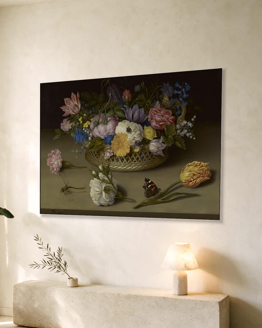 Boeket bloemen in een aluminium frame aan dezelfde muur