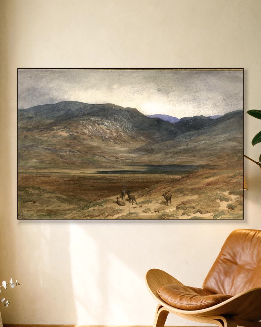 Berglandschap met herten in een aluminium frame aan dezelfde muur