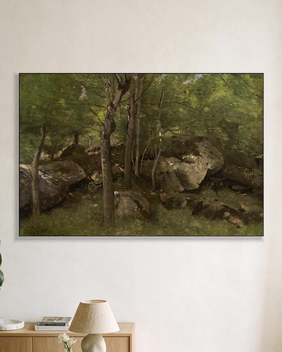 Boslandschap met rotsen in een aluminium frame aan dezelfde muur