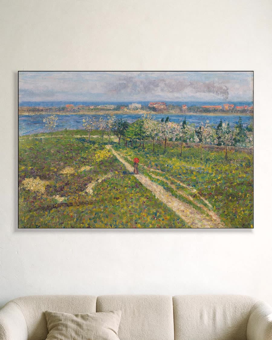 Bloeiende amandelbomen in een aluminium frame aan dezelfde muur