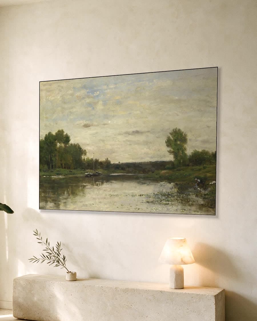 Rustig rivierlandschap in een aluminium frame aan dezelfde muur