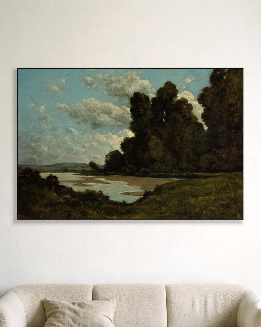 Rustig rivierlandschap in een aluminium frame aan dezelfde muur