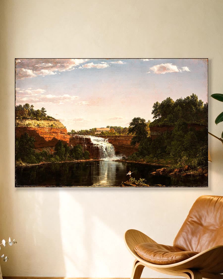 Rustige waterval met visser in een aluminium frame aan dezelfde muur
