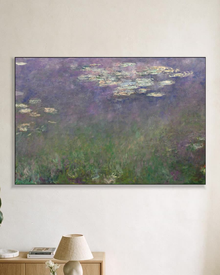 Waterlelies en agapanthus in een aluminium frame aan dezelfde muur