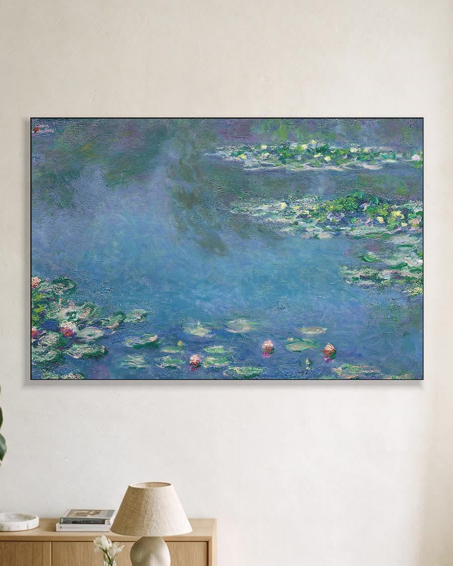 Waterlelies (1906) in een aluminium frame aan dezelfde muur