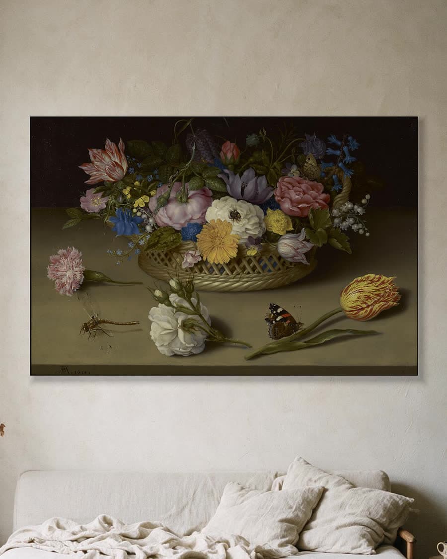 Boeket bloemen in een aluminium frame aan dezelfde muur