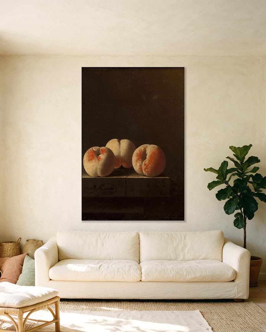 Drie perziken op een stenen plint in een aluminium frame aan dezelfde muur