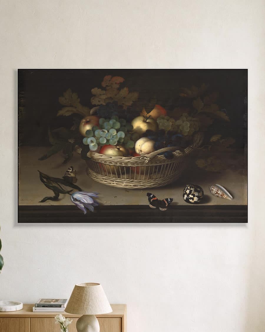Stilleven met bloemen en schelpen in een aluminium frame aan dezelfde muur