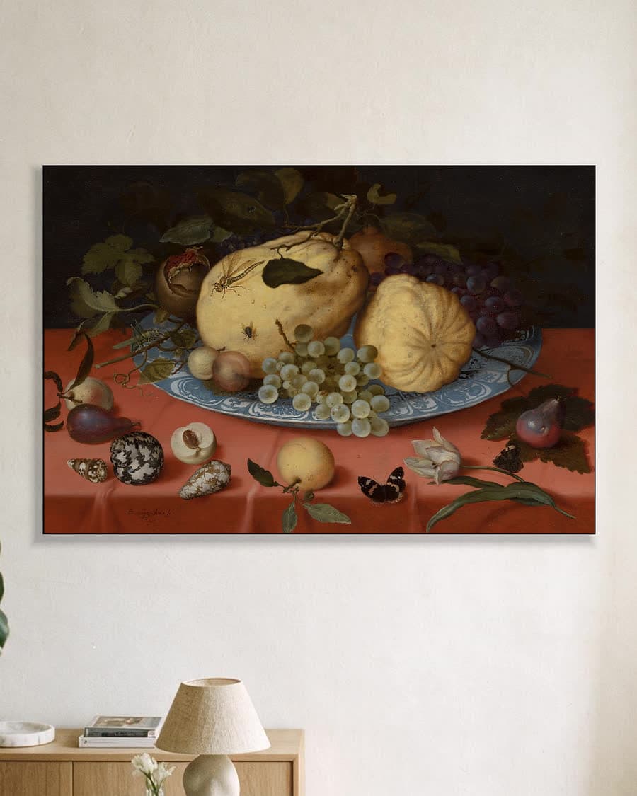 Stilleven met fruit, schelpen en een tulp in een aluminium frame aan dezelfde muur