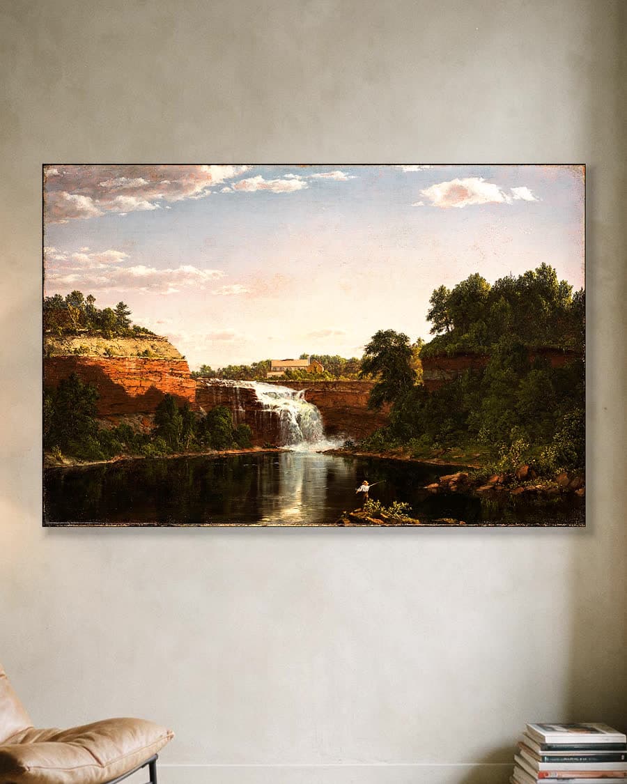 Rustige waterval met visser in een aluminium frame aan dezelfde muur