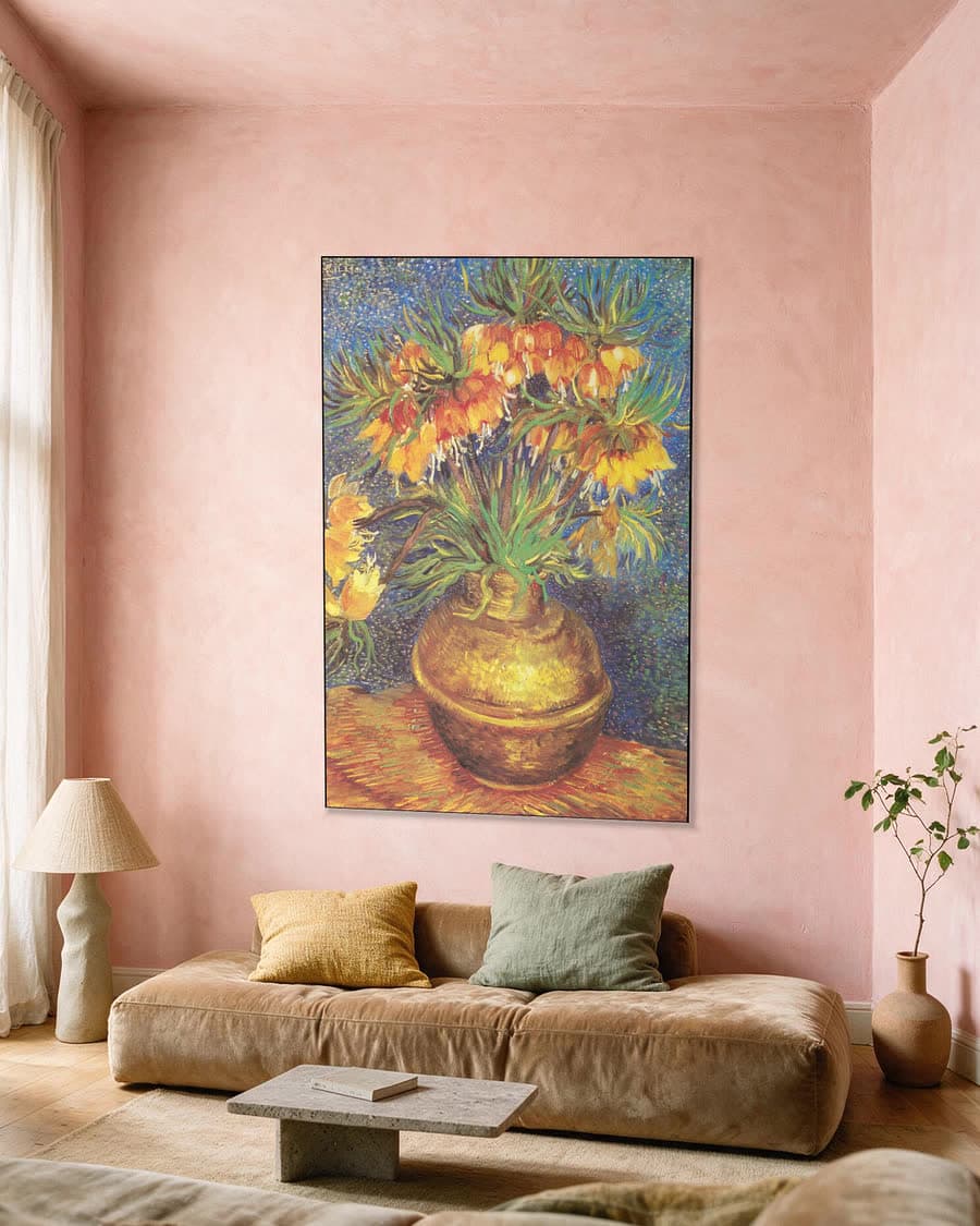 Keizerskronen in een koperen vaas in een aluminium frame aan dezelfde muur