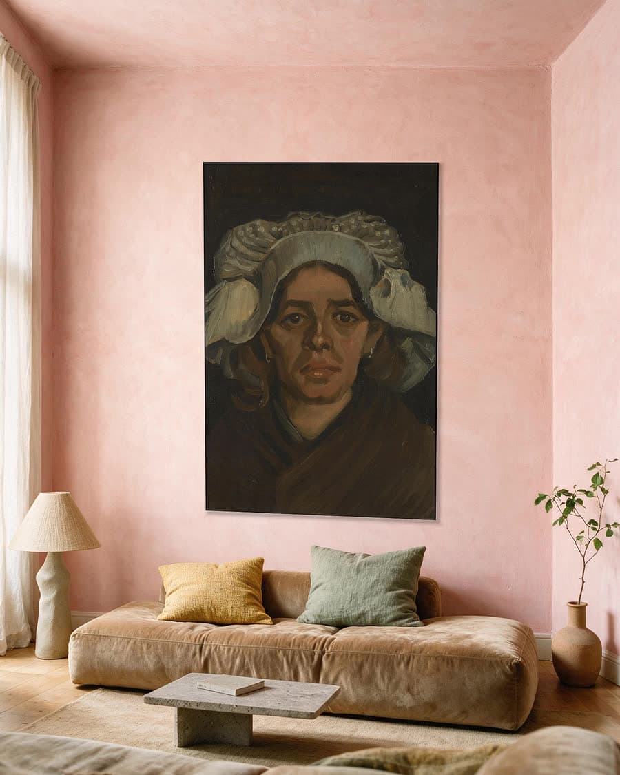 Kop van een vrouw in een aluminium frame aan dezelfde muur