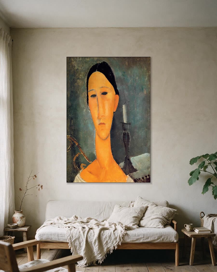 Hanka Zborowska met kandelaar in een aluminium frame aan dezelfde muur