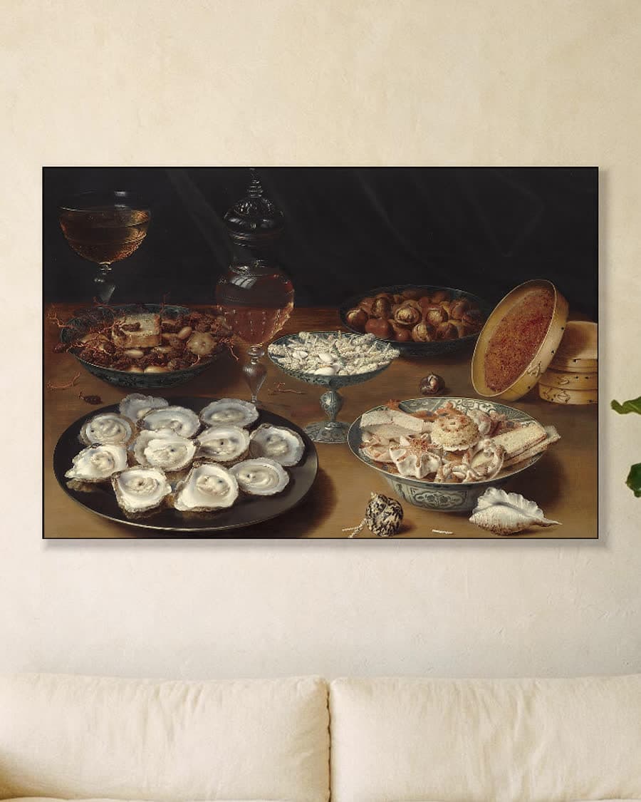 Schotels met oesters, fruit en wijn in een aluminium frame aan dezelfde muur