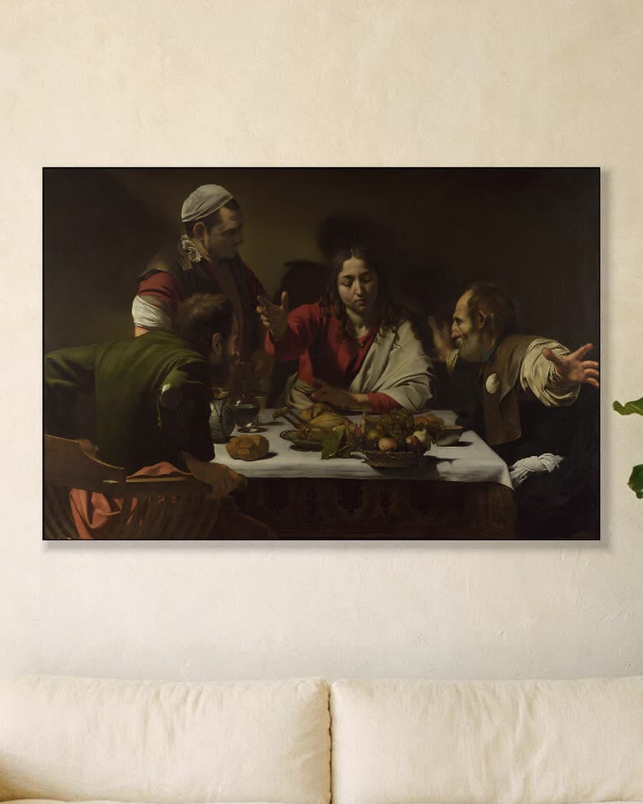De maaltijd in Emmaüs in een aluminium frame aan dezelfde muur
