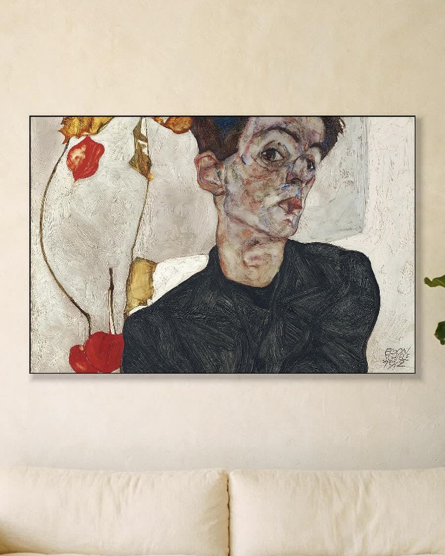 Zelfportret met lampionplant in een aluminium frame aan dezelfde muur
