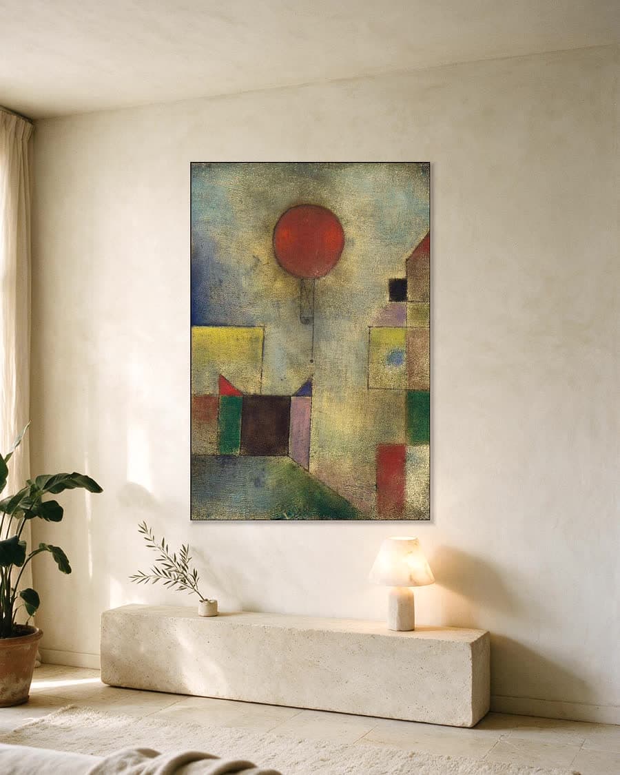 Rode Ballon in een aluminium frame aan dezelfde muur