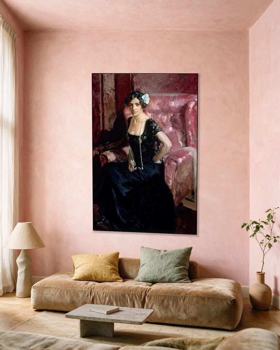 Clotilde in avondjurk in een aluminium frame aan dezelfde muur