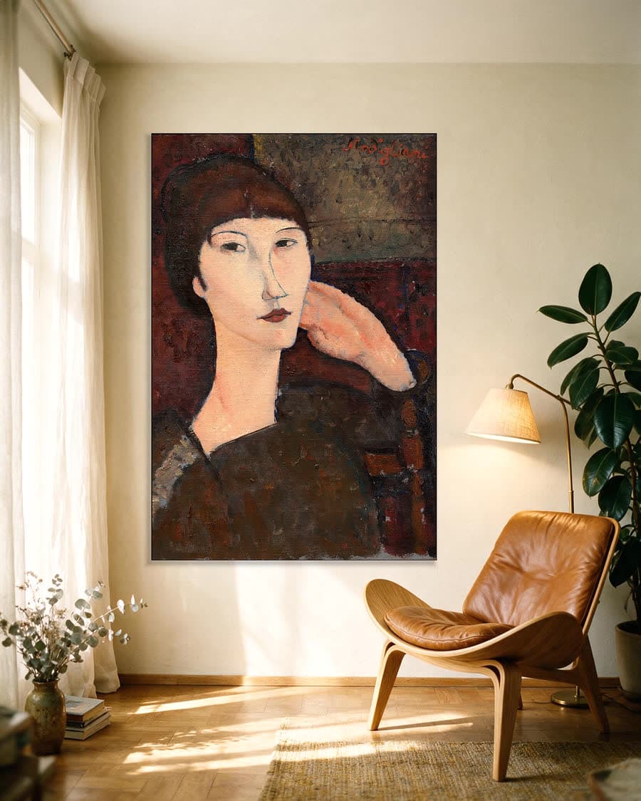 Adrienne, vrouw met pony in een aluminium frame aan dezelfde muur