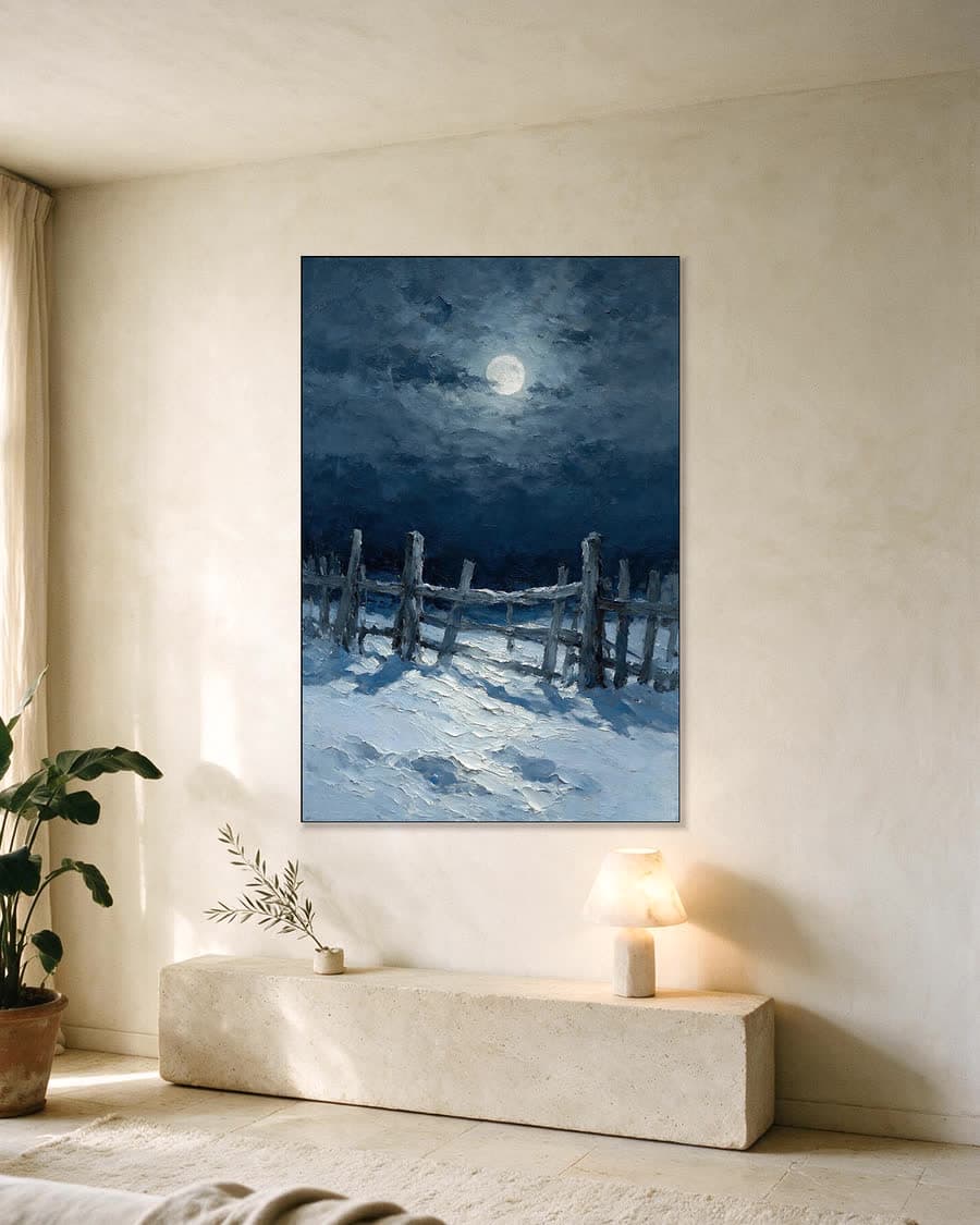 Hek in de sneeuw in een aluminium frame aan dezelfde muur