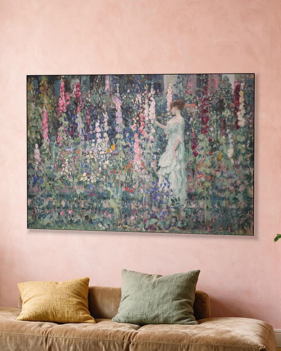 Hollyhocks (ca. 1912) in een aluminium frame aan dezelfde muur