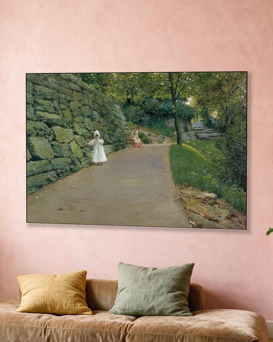 In het park in een aluminium frame aan dezelfde muur