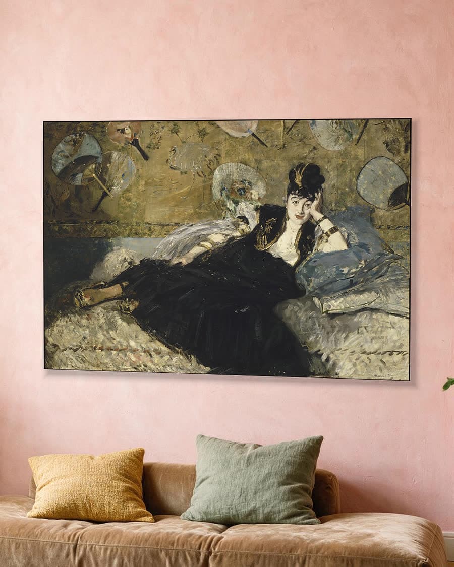 De dame met de waaiers in een aluminium frame aan dezelfde muur