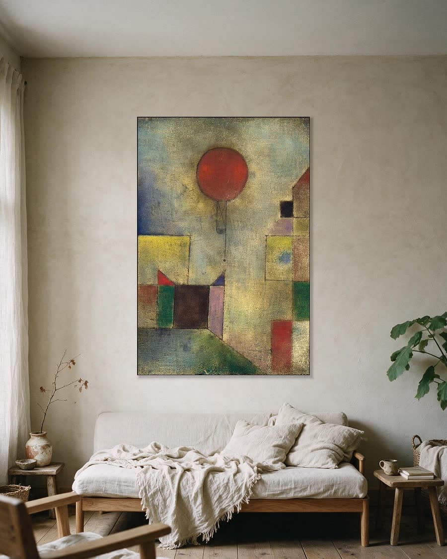 Rode Ballon in een aluminium frame aan dezelfde muur