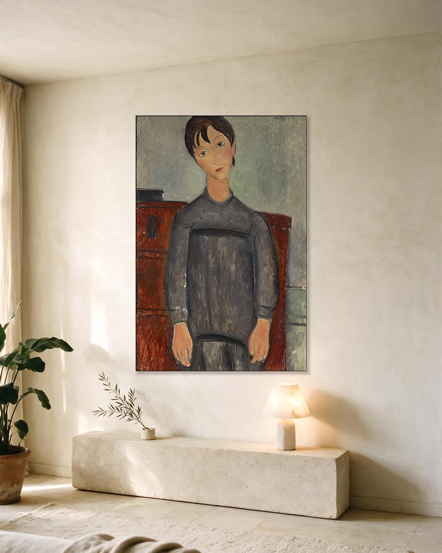 Staand meisje in een zwarte schort in een aluminium frame aan dezelfde muur