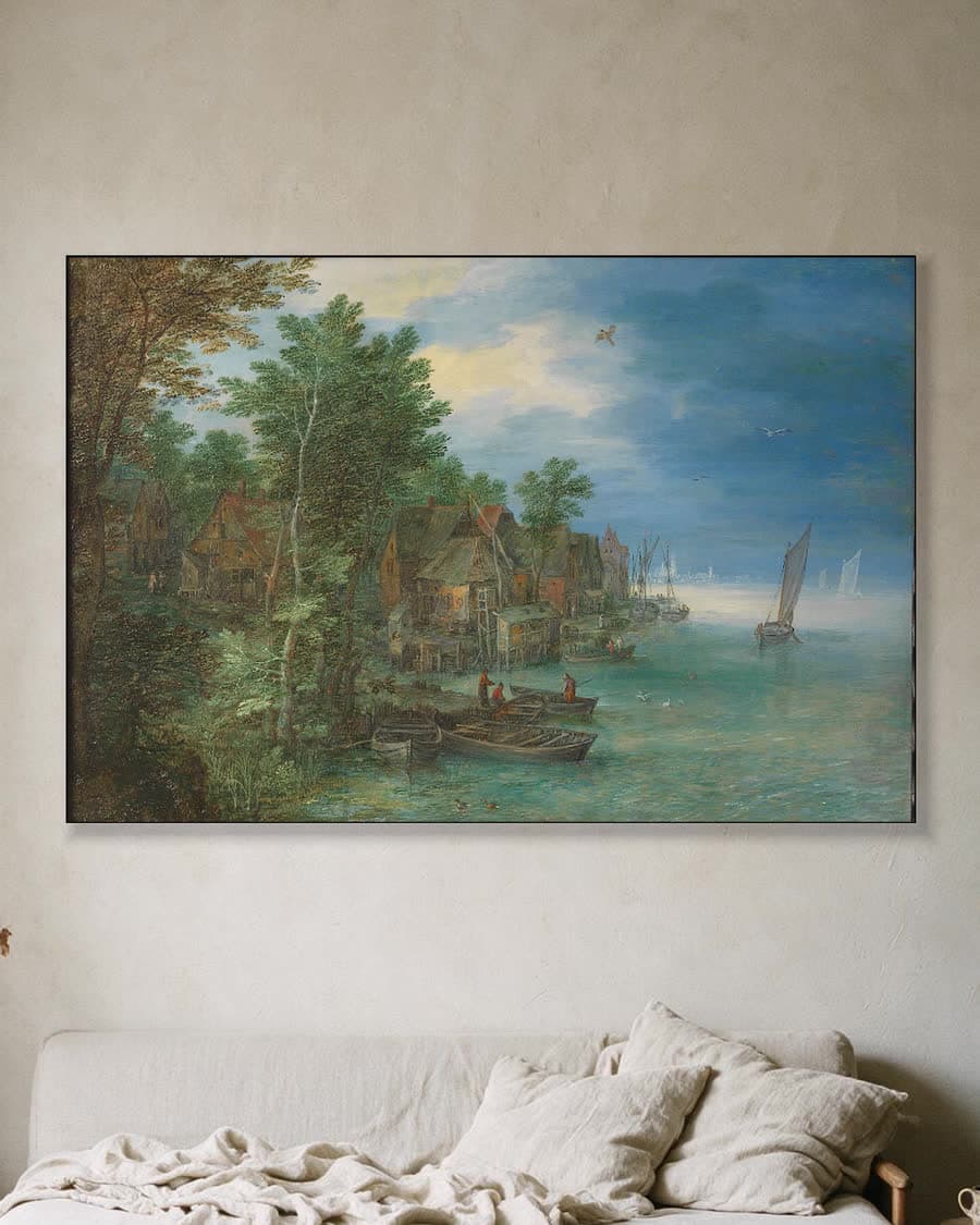 Gezicht op een dorp aan een rivier in een aluminium frame aan dezelfde muur