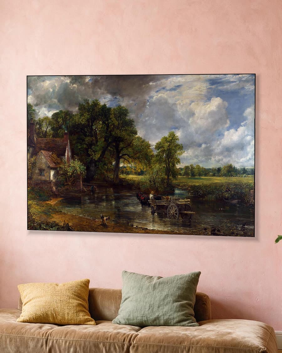 De hooiwagen in een aluminium frame aan dezelfde muur