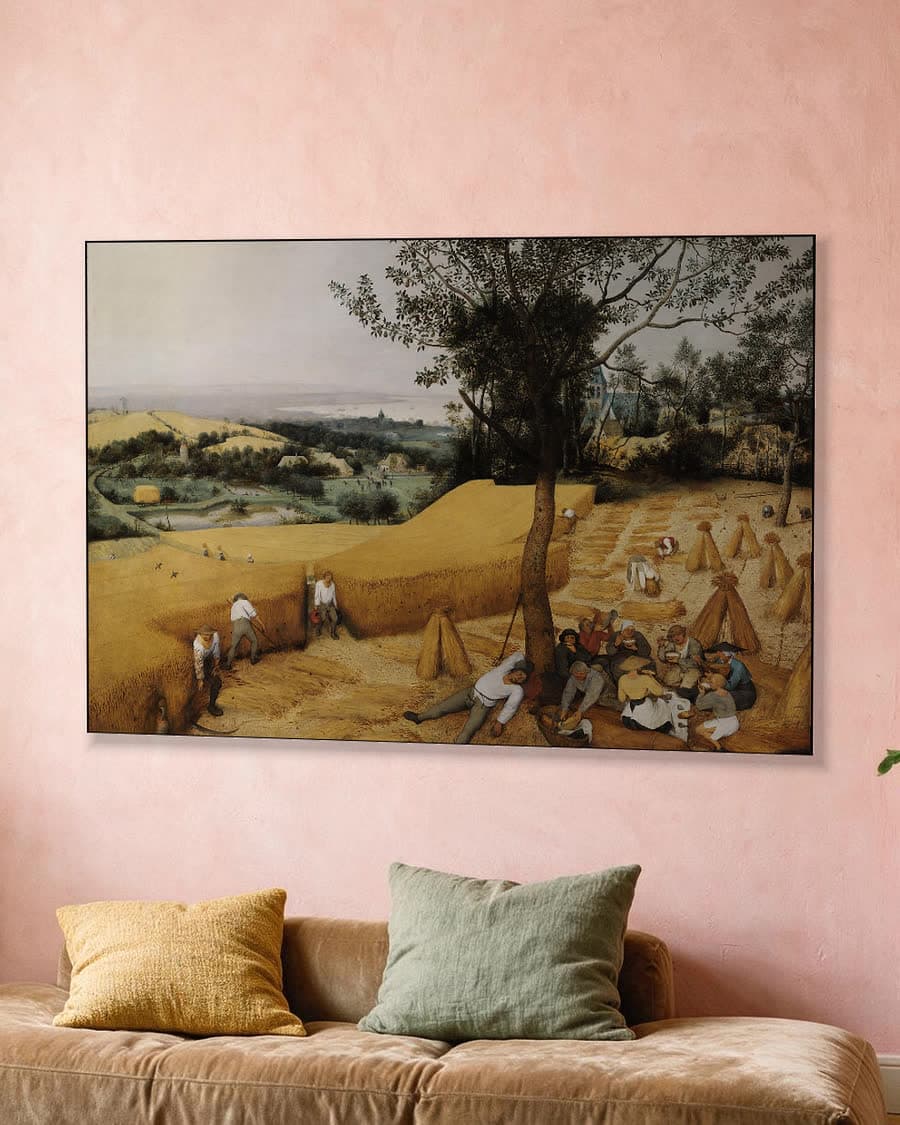 De korenoogst (1565) in een aluminium frame aan dezelfde muur