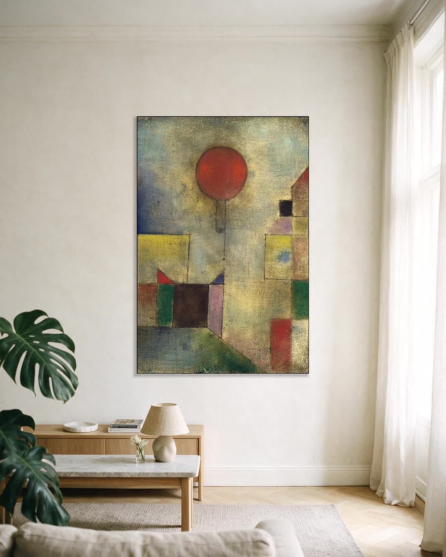 Rode Ballon in een aluminium frame aan dezelfde muur