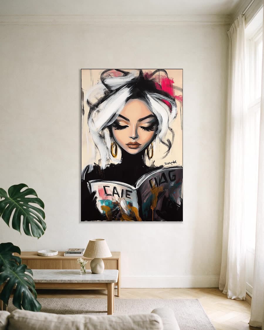 De lezeres in zwart in een aluminium frame aan dezelfde muur