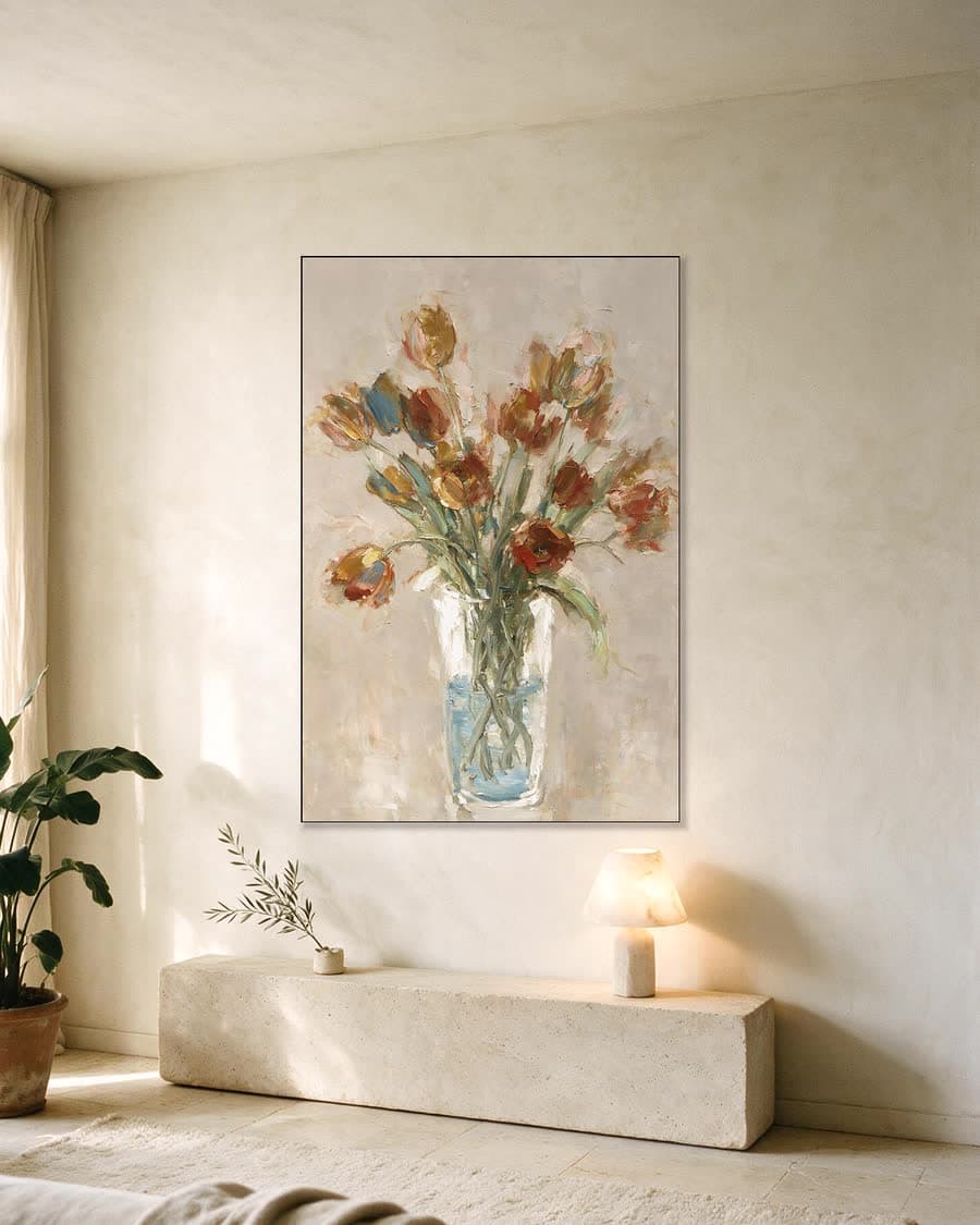 Tulpen in een vaas van glas in een aluminium frame aan dezelfde muur