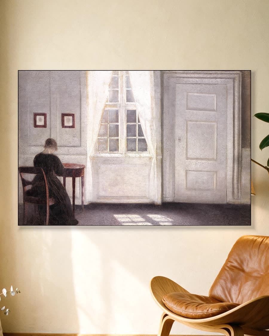 Stille kamer met zonlicht in een aluminium frame aan dezelfde muur