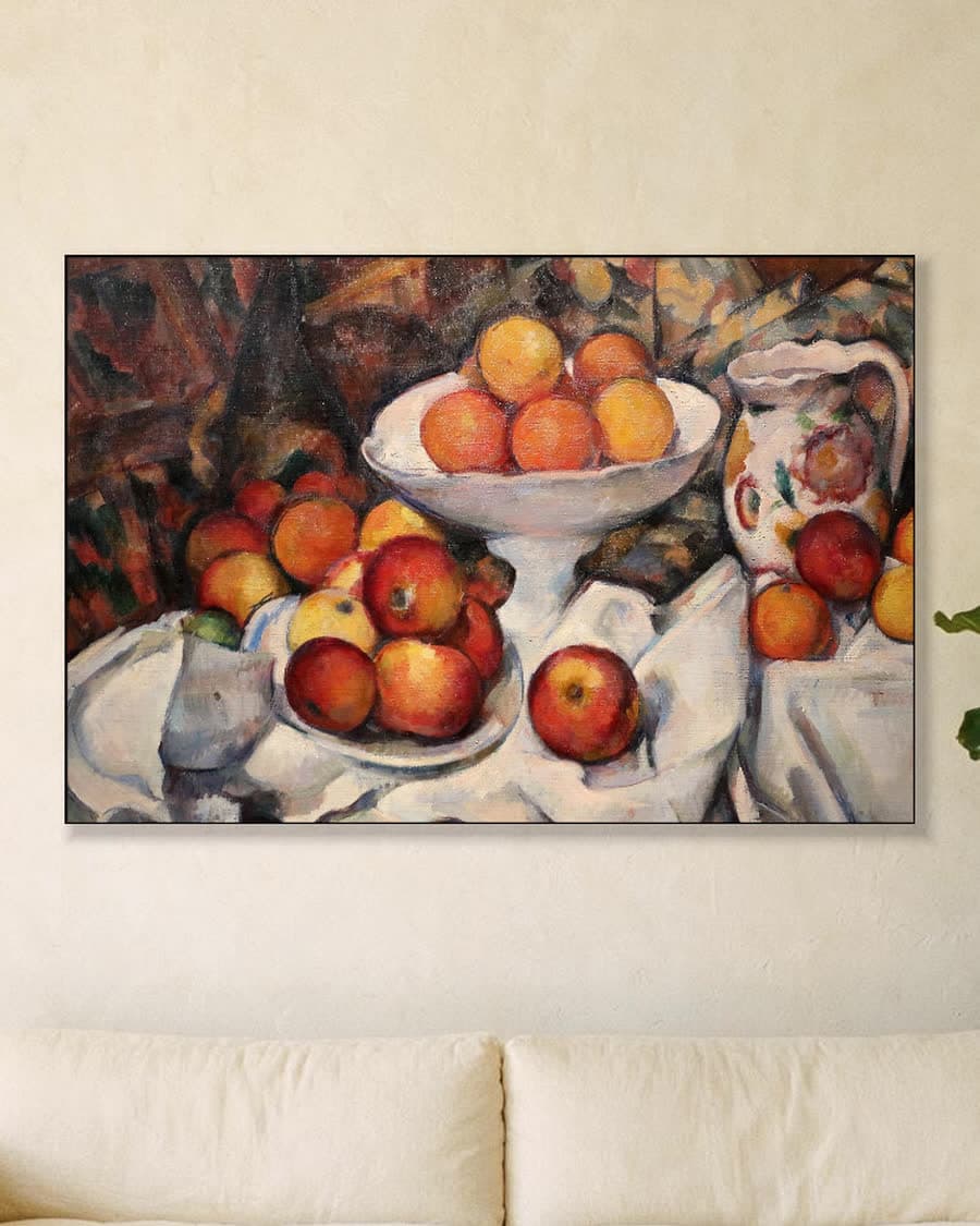 Stilleven met appels en sinaasappels in een aluminium frame aan dezelfde muur
