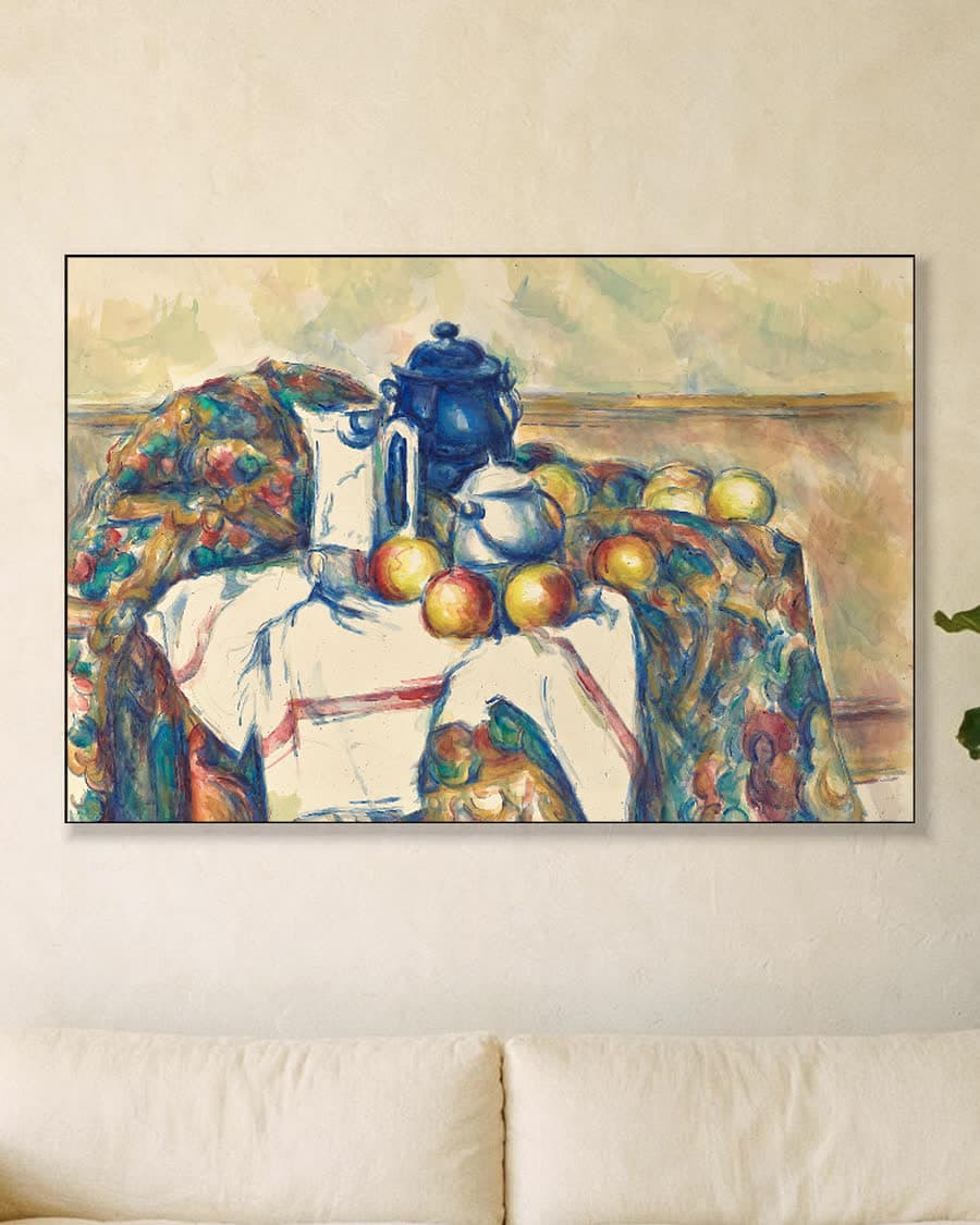 Stilleven met blauwe pot in een aluminium frame aan dezelfde muur